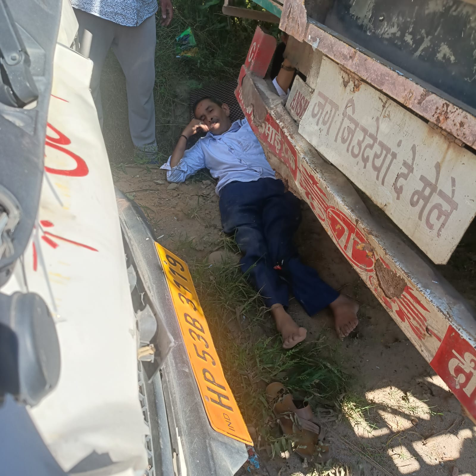 नादौन-हमीरपुर फोरलेन पर गगाल गांव ट्रक और टेंपो के बीच फंसा राहगीर। स्रोत जागरूक पाठक