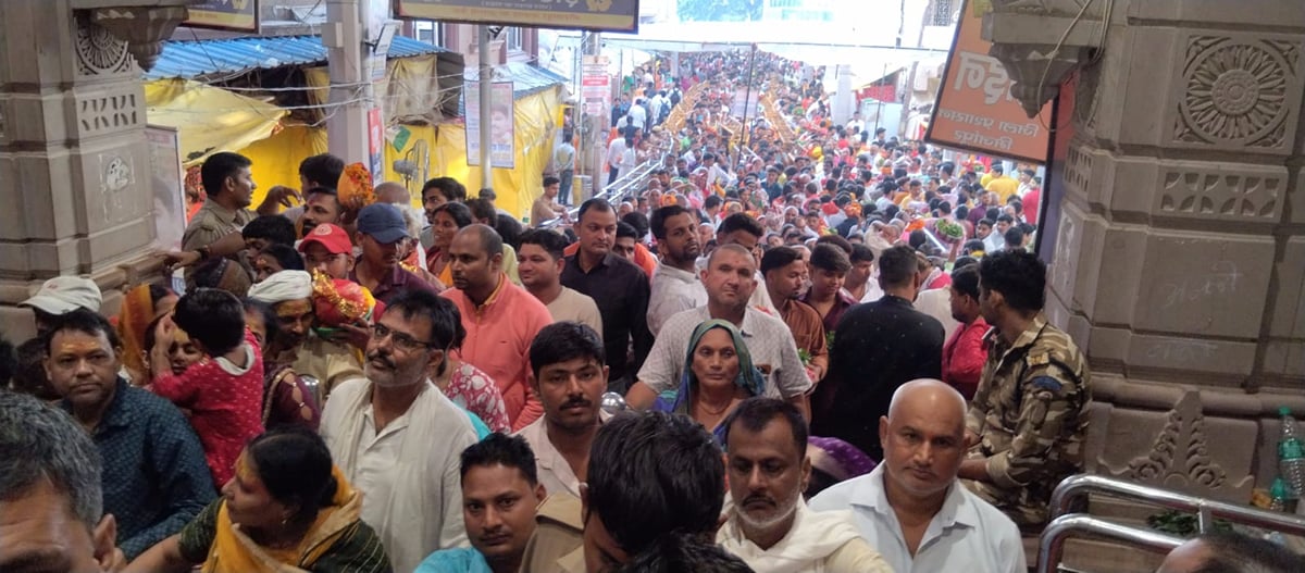 Mirzapur News: महाअष्टमी पर विंध्यधाम में छह लाख देवी भक्तों ने किए दर्शन