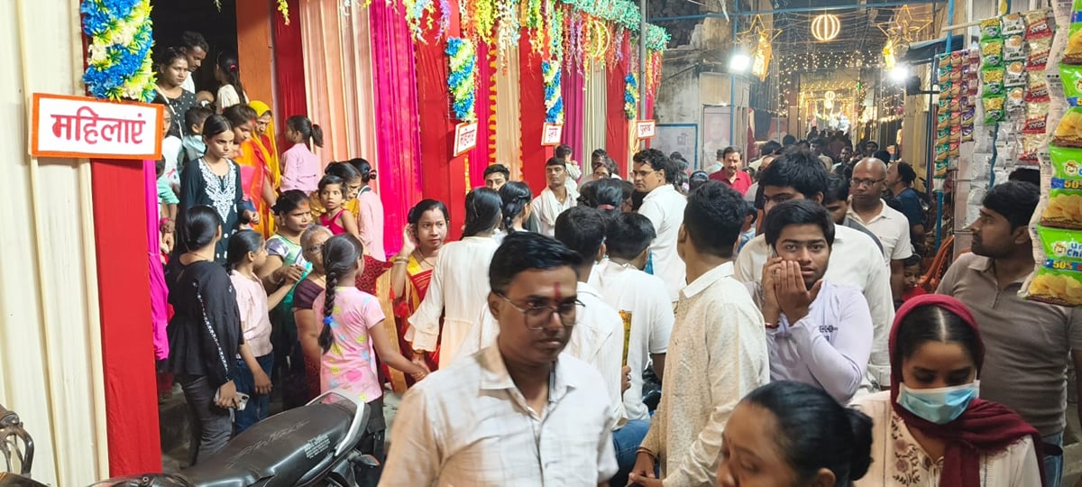 Chandauli News: 200 मीटर सड़क पर तीन पंडाल, 400 दुकानें, चार से छह फीट की गलियों से गुजरते हैं हजारों श्रद्धालु