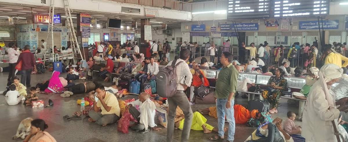Chandauli News: मुंबई मेल आठ और दुरंतो एक्सप्रेस सात घंटे लेट