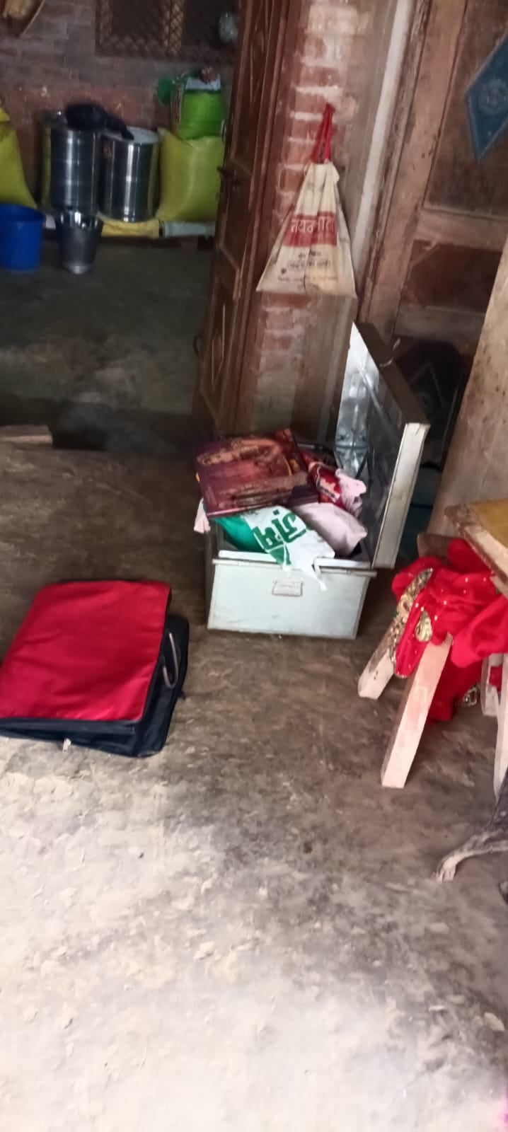 Kaushambi News: पन्नोई गांव में एक ही रात तीन घरों से नकदी-जेवर चोरी