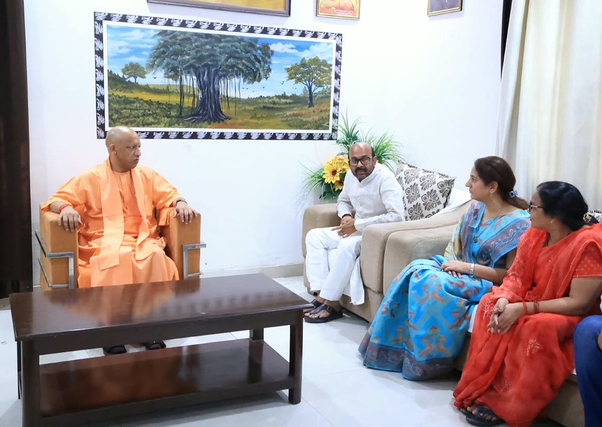 Basti News: हरीश द्विवेदी के घर पहुंचे सीएम योगी व हिमंत बिस्वा सरमा, दी श्रद्धांजलि
