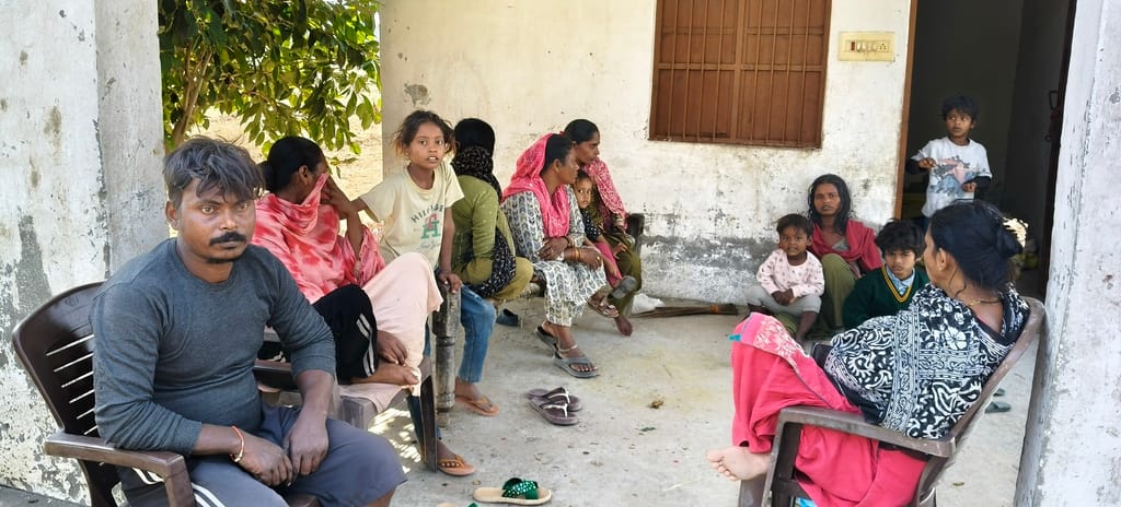 परिवार को सांत्वना देते पड़ोसी। संवाद