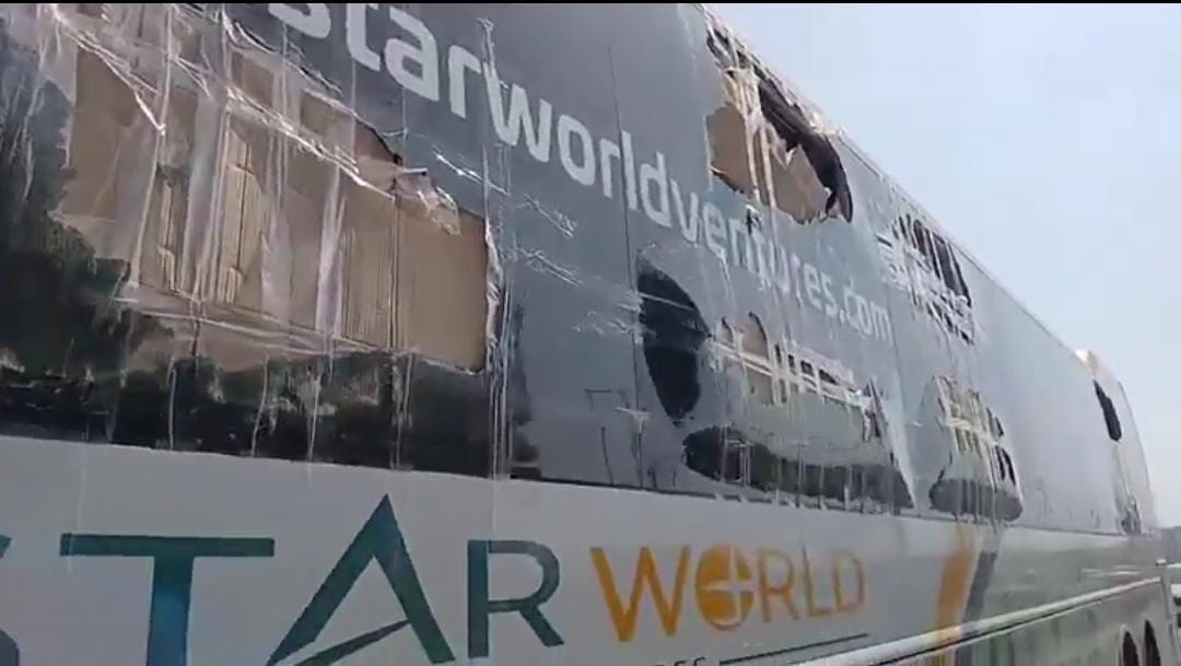 पथराव के बाद बस के टूटे शीशे संवाद