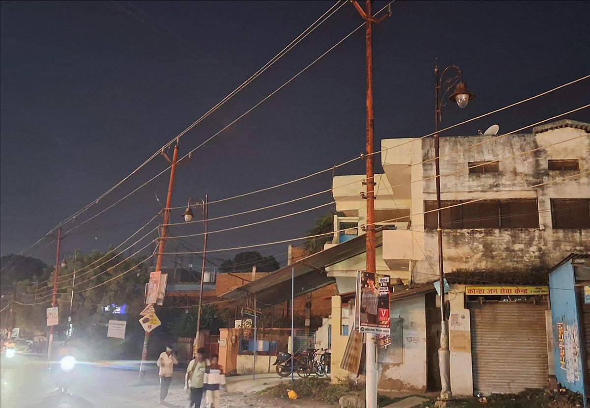Sonebhadra News: 500 मीटर के दायरे में 43 लाइटें बुझीं, पांच की रोशनी पड़ी धीमी