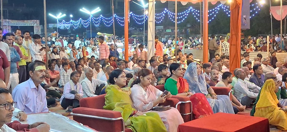 Sonebhadra News: रॉबर्ट्सगंज में जली रावण की लंका, घोरावल में अंगद-रावण संवाद का मंचन