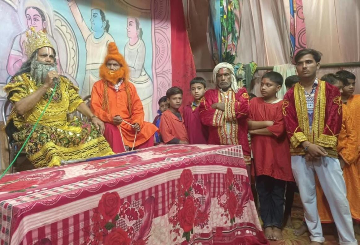 रामलीला में मंचन करते कलाकार।