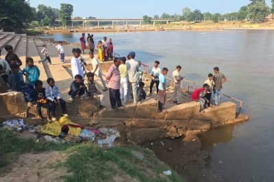 छठ घाट में शव तलाश करते गोताखोर
