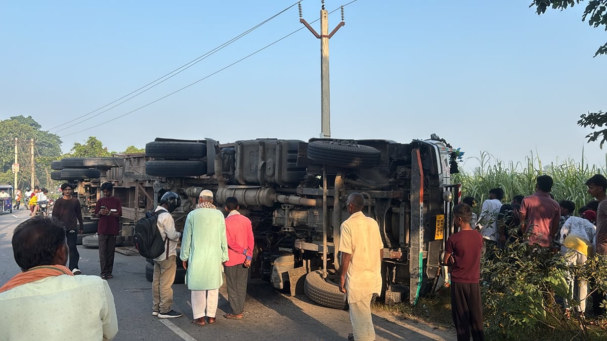 Kushinagar News: सड़क पर पलटा अनियंत्रित ट्राला