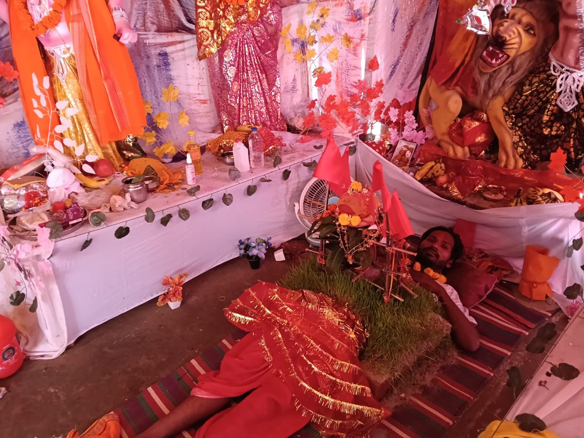 Jaunpur News: सीने पर तीन कलश रख नौ दिन की साधना कर रहे मोनू