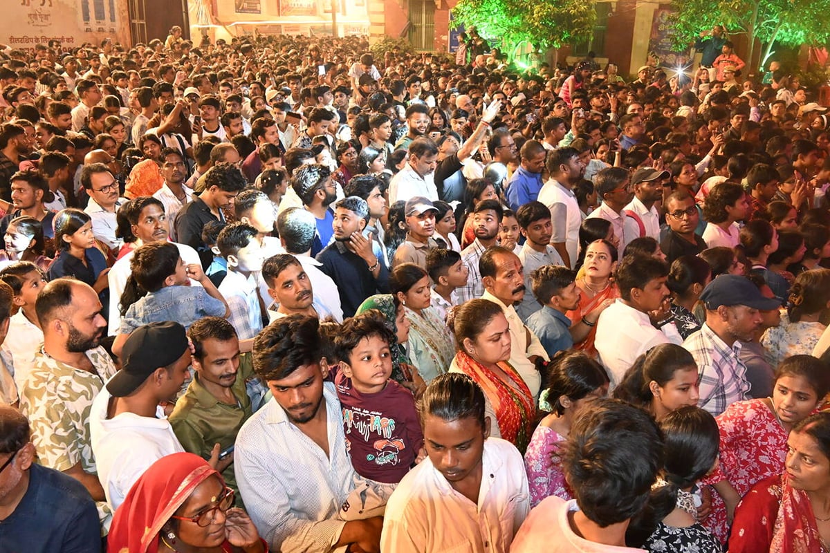 Varanasi News: शिव नगरी में जगदंबा का उत्सव, आस्था और उल्लास में डूबी रही निशा