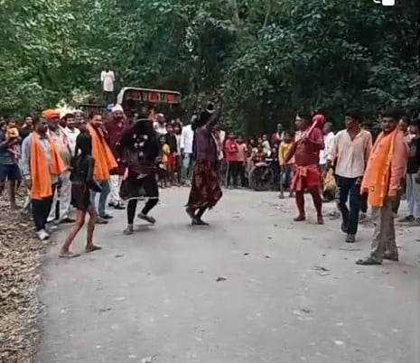 Ballia News: पंडालों में भक्ति गीतों से किया मां भवानी का गुणगान