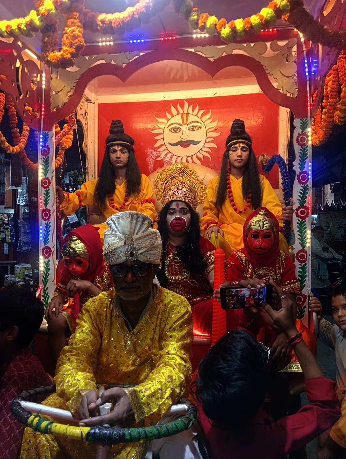 Azamgarh News: श्रीराम लीला की भव्य यात्रा, बाली-सुग्रीव युद्ध का मंचन