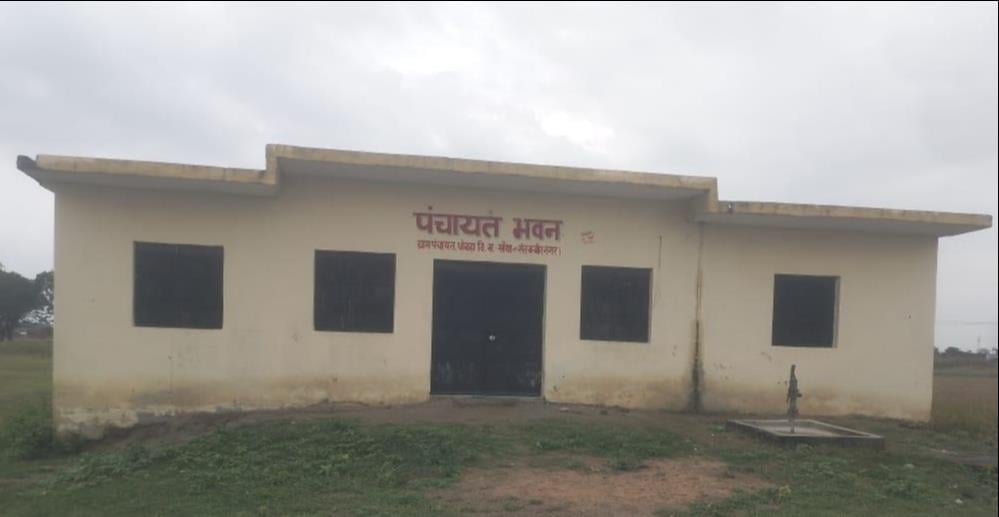Sant Kabir Nagar News: ताले में पंचायत भवन, ब्लॉक तक दौड़ मजबूरी
