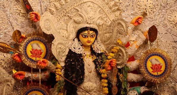 Lucknow News: पंडालों में मां महागौरी के आगे नतमस्तक हुए श्रद्धालु