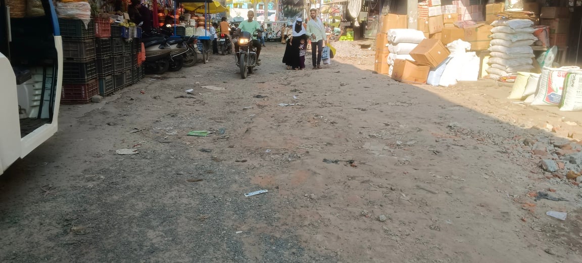 Sant Kabir Nagar News: विधियानी से रेलवे स्टेशन मार्ग पर गिट्टी डालकर छोड़ा, आवाजाही दुश्वार