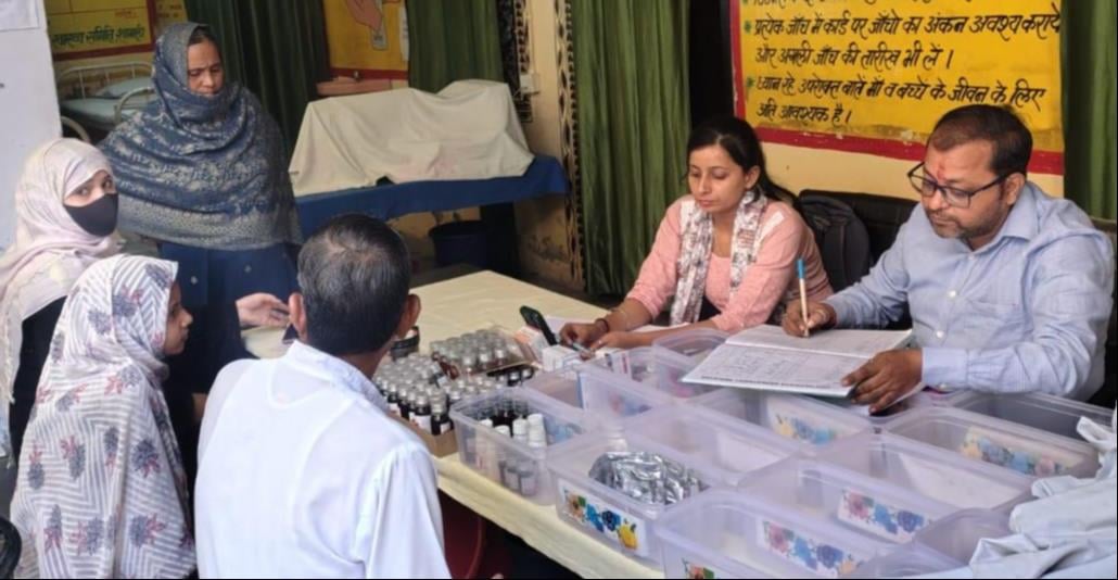 Shamli News: मुख्यमंत्री आरोग्य मेलों में फार्मासिस्ट और स्टाफ नर्स ने किया उपचार