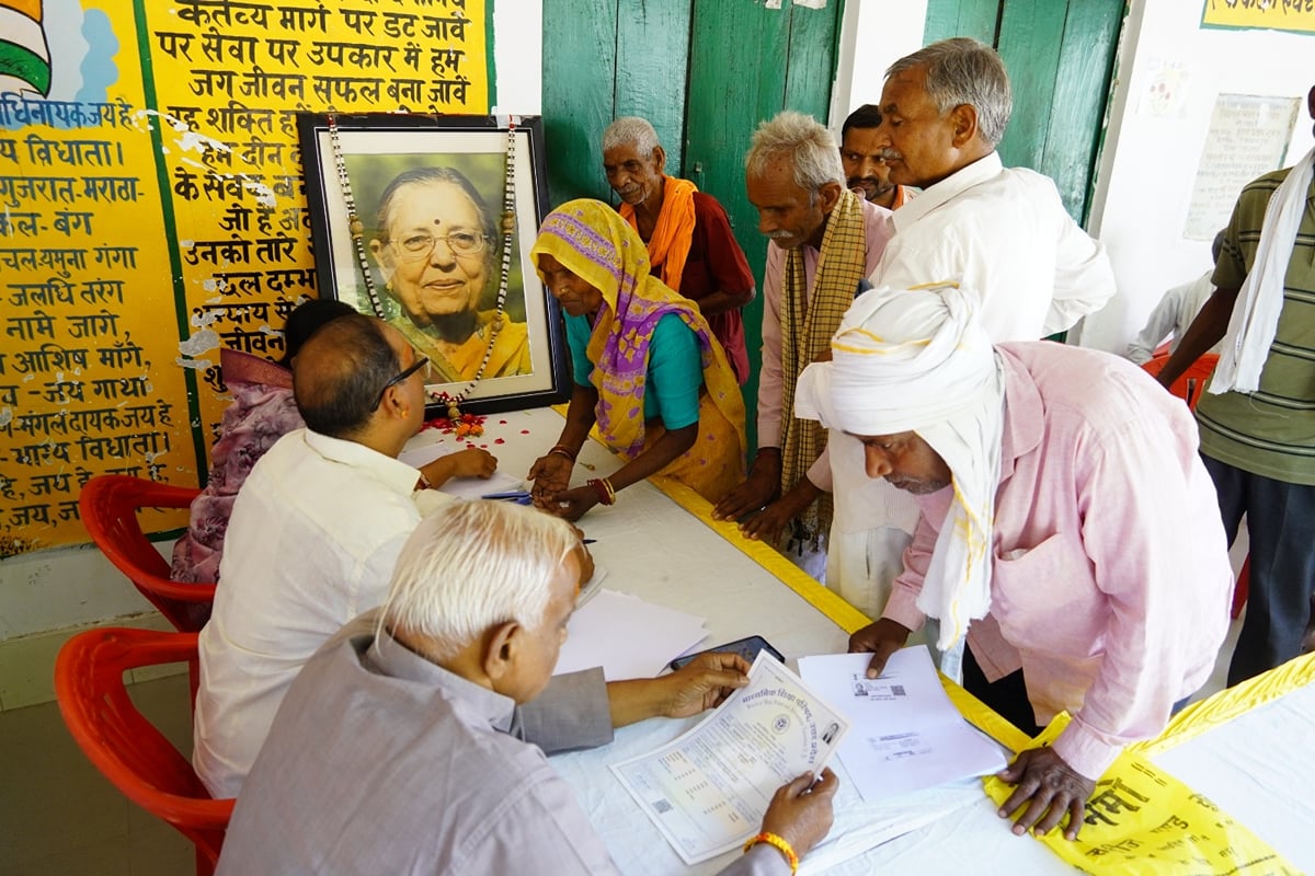 Lucknow News: शिविर में 105 लोगों की आंखों की जांच, मेधावियों को मिली साइकिल