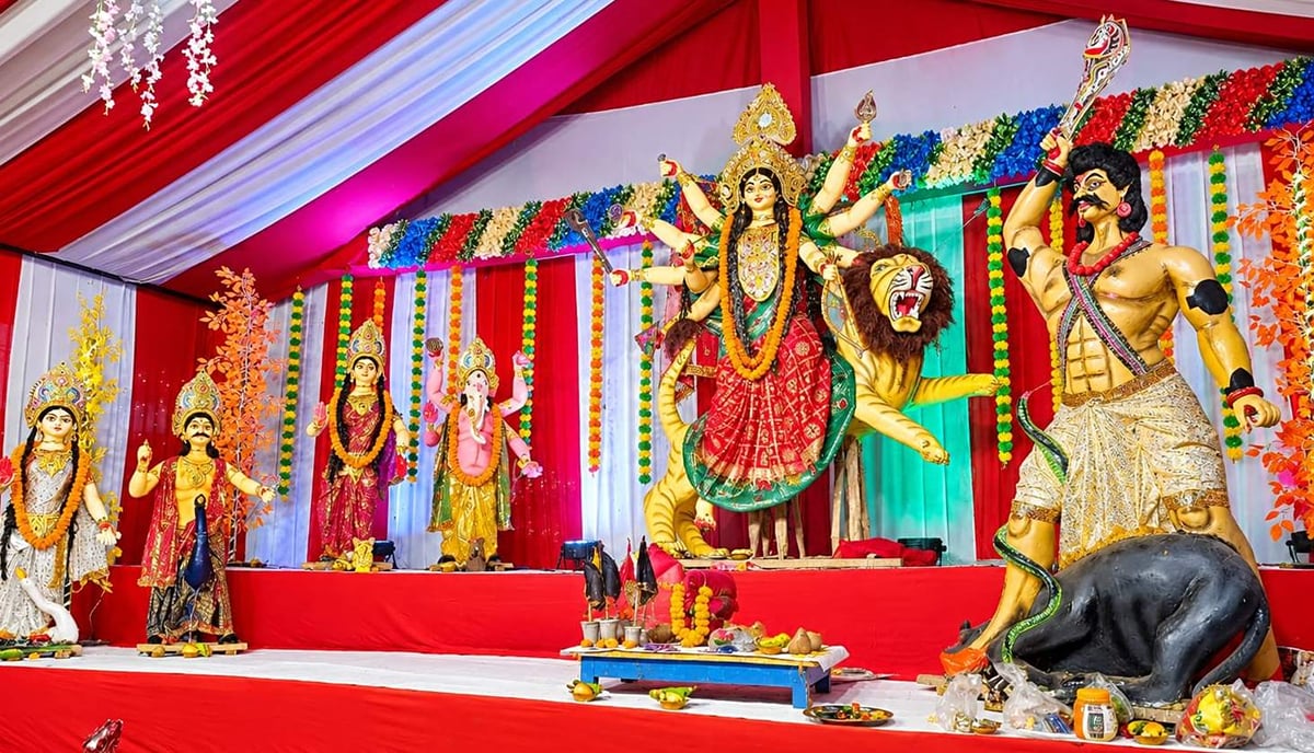 Chandauli News: पंडालों में विधि-विधान से हुई महागौरी की पूजा