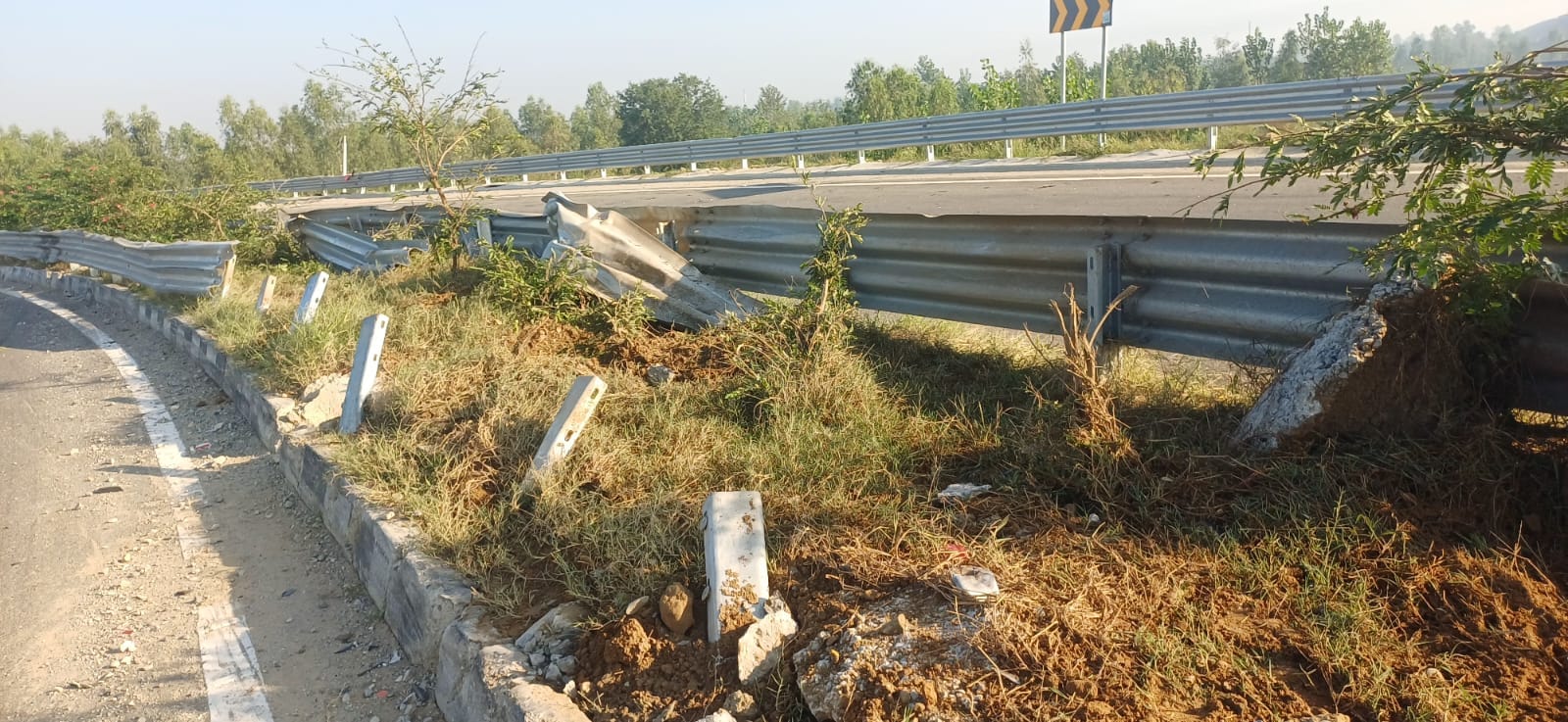 दिल्ली-देहरादून एक्सप्रेसवे पर नागल में थार की टक्कर से टूटा क्रश बैरियर। संवाद