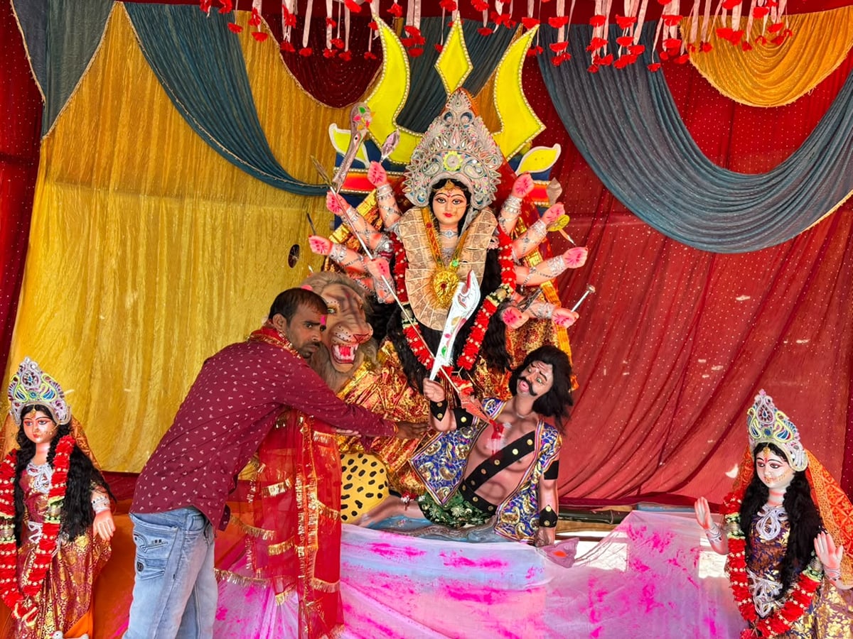 Deoria News: मां दुर्गा की पूजा करते हैं साहब अली