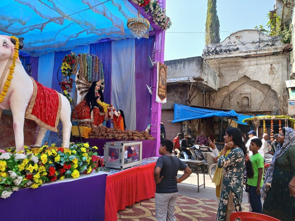 Gonda News: कन्याओं का पूजन कर लिया आशीर्वाद