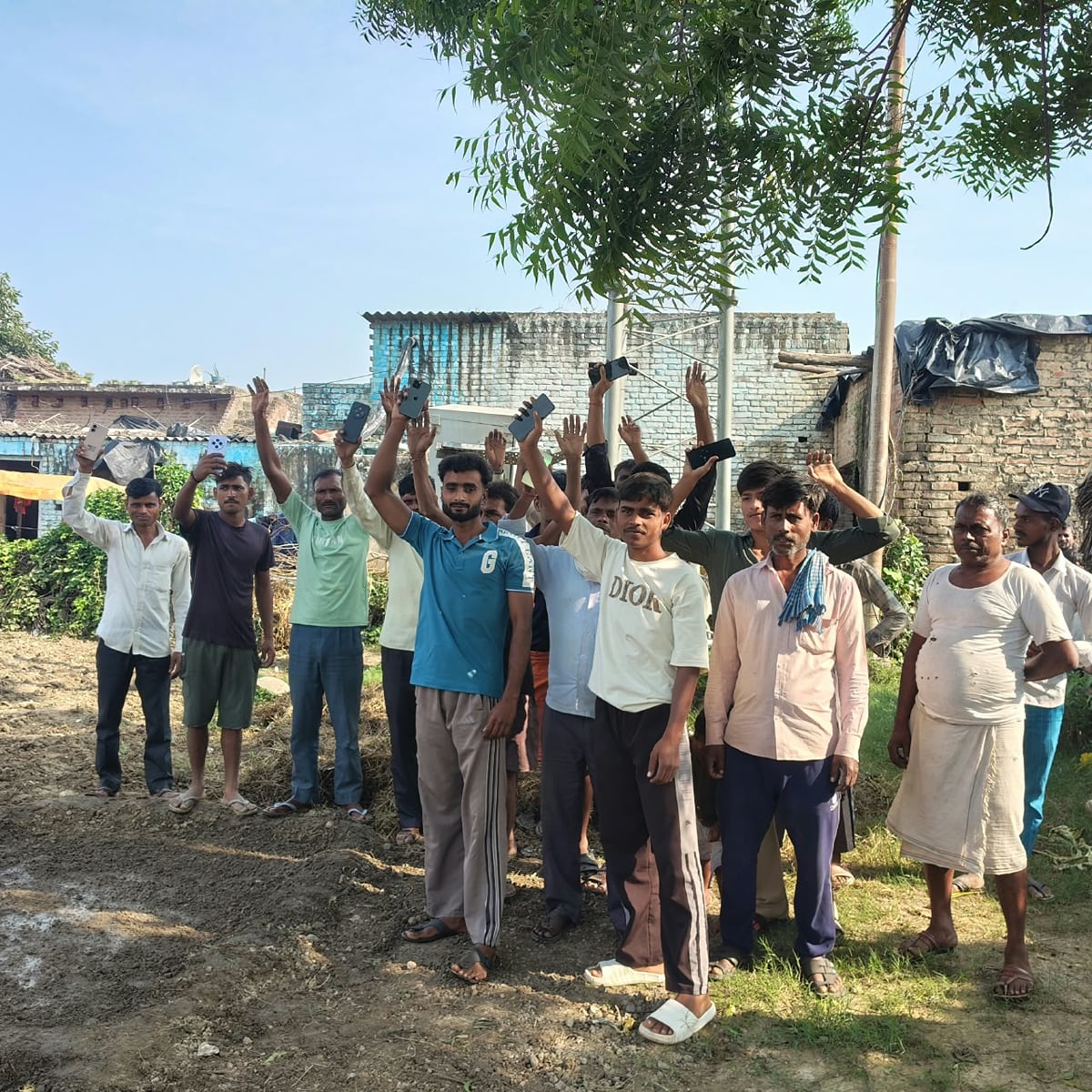 Pilibhit News: मोबाइल नेटवर्क में समस्या, परेशान लोगों ने किया प्रदर्शन