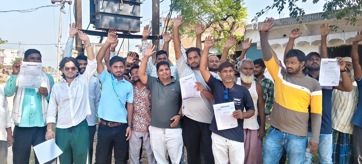 Gonda News: लगने के 24 घंटे में ही ट्रांसफार्मर खराब, उपभोक्ताओं ने किया प्रदर्शन