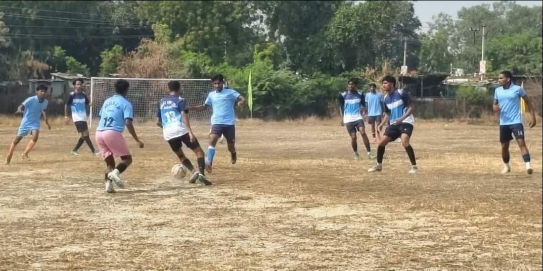 Chandauli News: फुटबॉल में सरस्वती संस्थान और काशी विद्यापीठ बना चैंपियन