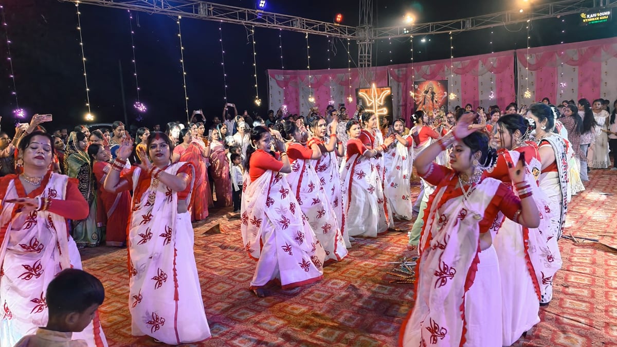 Sonebhadra News: पारंपरिक परिधानों में महिलाओं-बच्चों ने किया डांडिया में धमाल