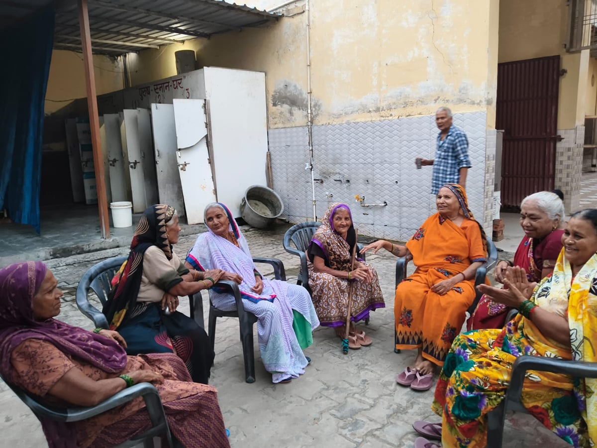 Hathras News: मंदिरों में जयकारे, वृद्धाश्रम में मां की सिसकियां