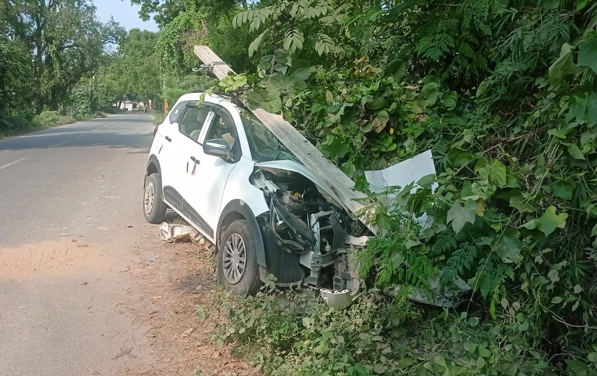 Jaunpur News: अंत्येष्टि से लौट रहा वाहन बिजली के खंभे से टकराया, तीन घायल