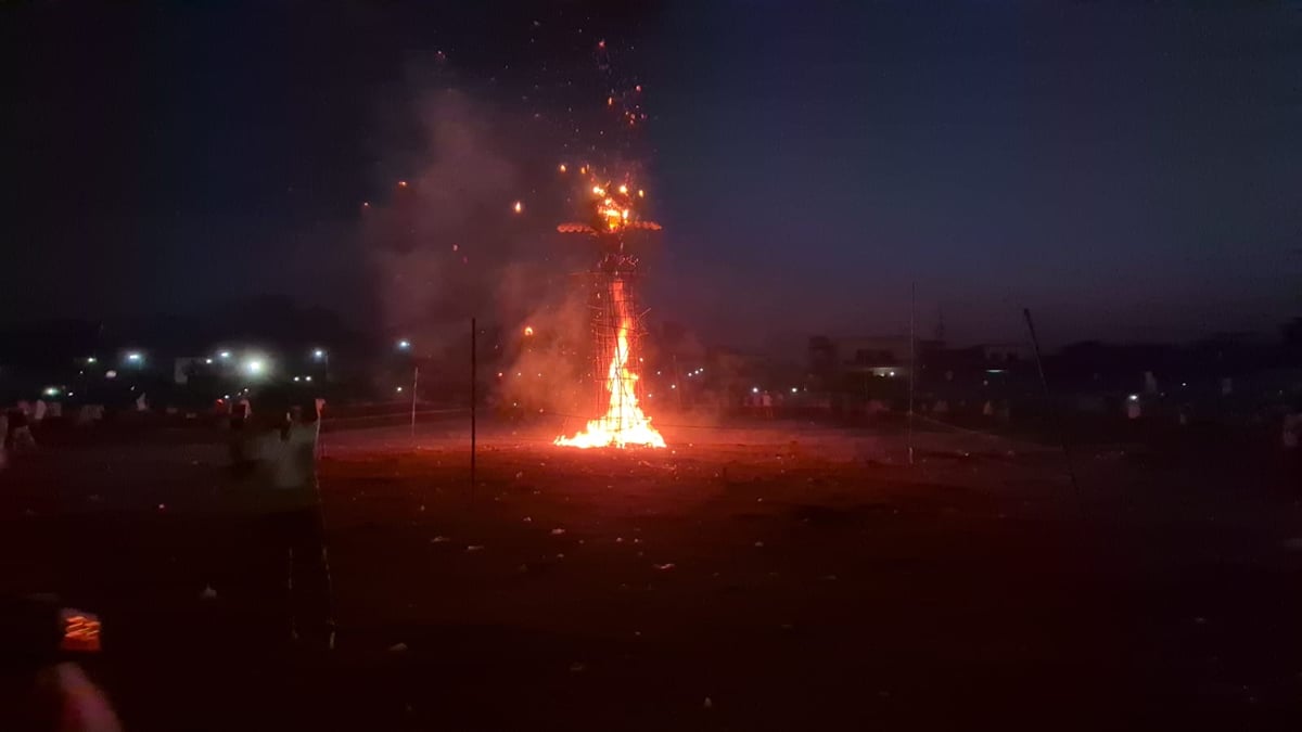 Etah News: अलीगंज में 25 फीट के रावण का पुतला जलाया