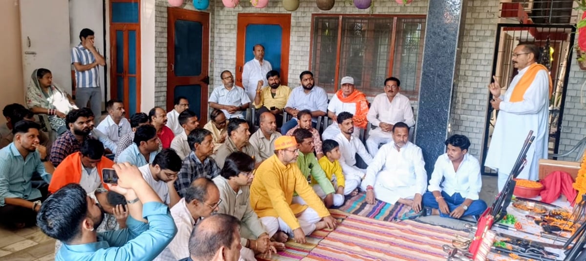Meerut News: विजयदशमी पर किया शस्त्र पूजन