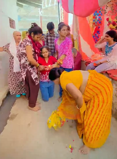 अनूठी आस्था: घुटनों के बल चलकर देवी दरबार में दीपदान