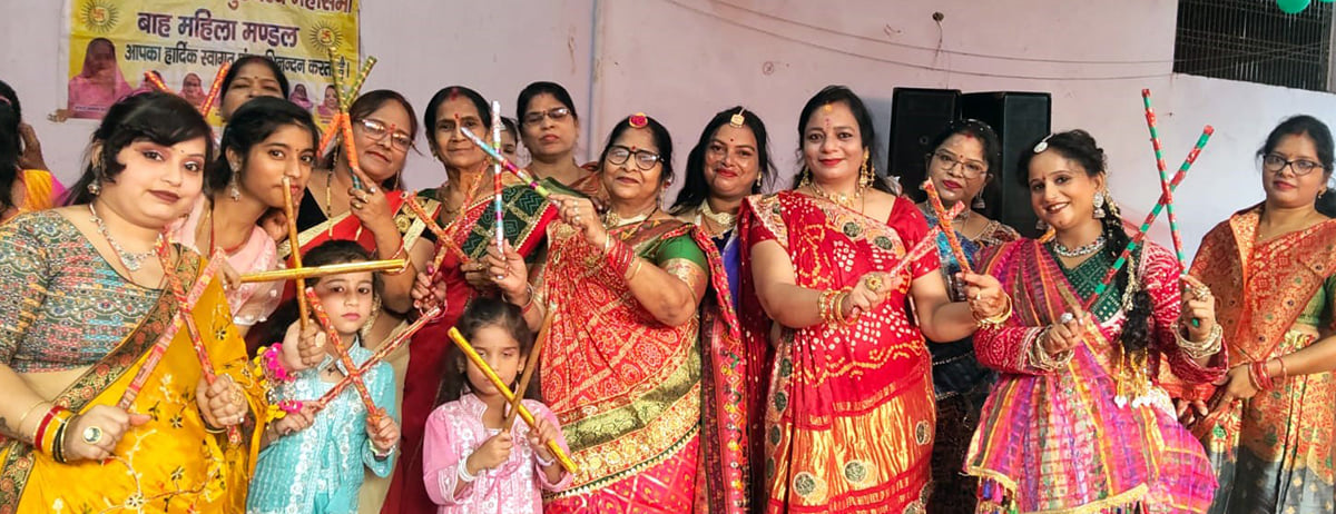 Agra News: महिलाओं ने गरबा-डांडिया उत्सव मनाया