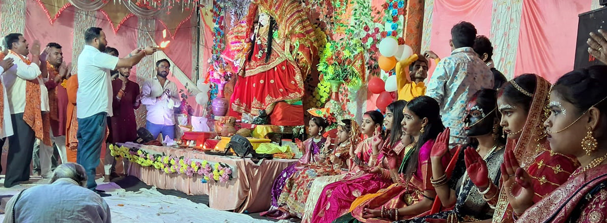 शारदीय नवरात्र : पंडालों में हवन, माता स्वरूप में पूजीं गईं कन्याएं