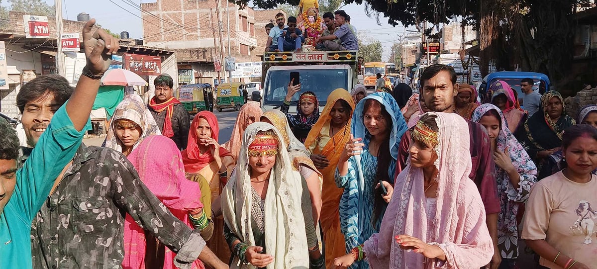Agra News: यमुना नदी के विभिन्न घाटों पर धूमधाम से हुआ जवारे और प्रतिमाओं का विसर्जन