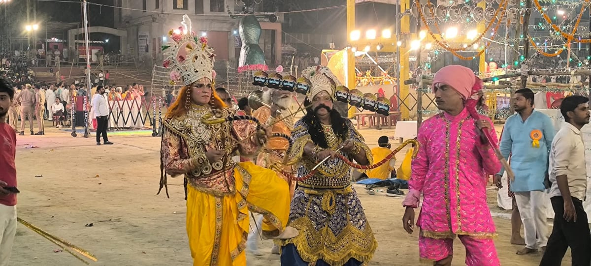 Firozabad News: धधका अहंकार का पुतला, आतिशबाजी से रोशन हुआ नगर