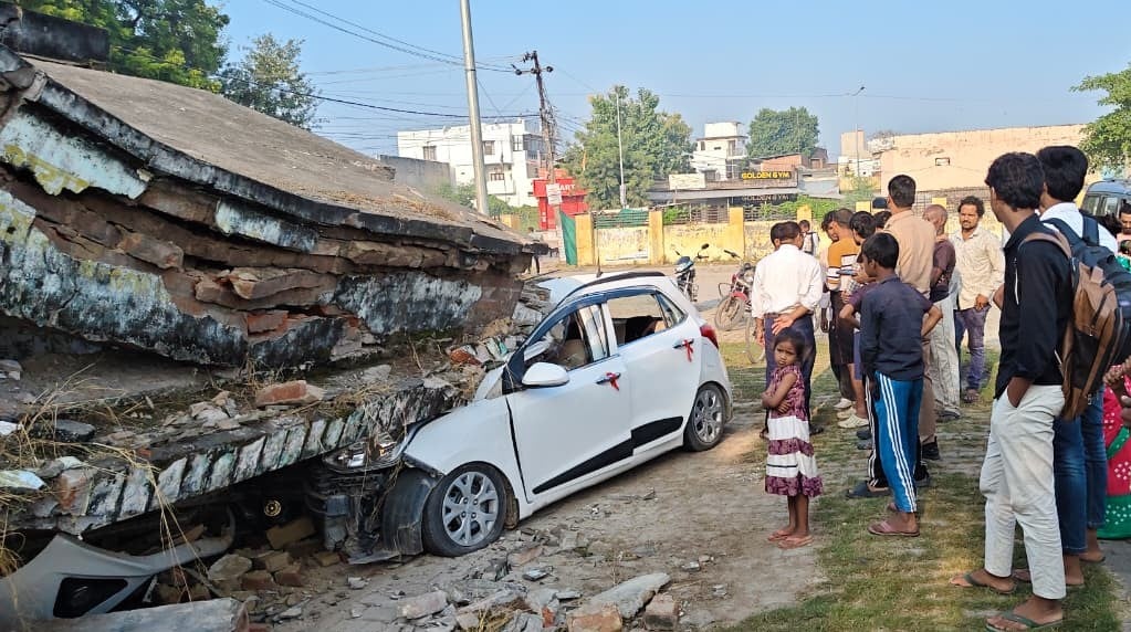 Bhadohi News: कार पंचायत भवन से टकराई, ड्राइविंग सीख रहा युवक घायल