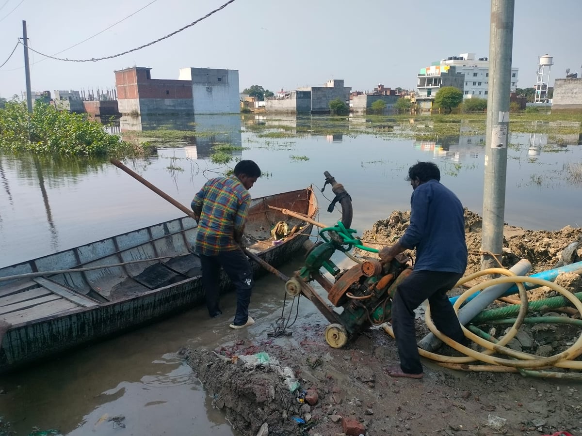 Lucknow News: बाढ़ में डूबा बोरिंग का सामान, मजदूरी भी फंसी