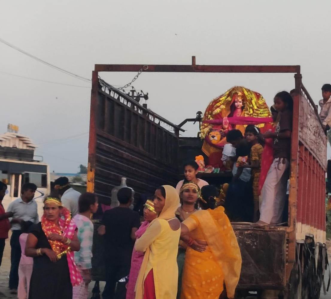 Hapur News: विजयदशमी पर ब्रजघाट में गूंजे मां दुर्गा के जयकारे, श्रद्धालुओं ने किया मूर्ति विसर्जन