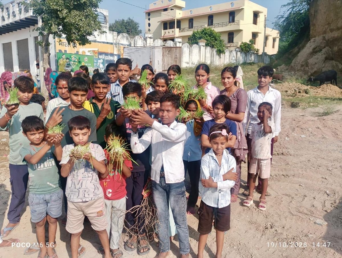 Agra News: देवी प्रतिमाओं का विसर्जन, उमड़ा आस्था का सैलाब