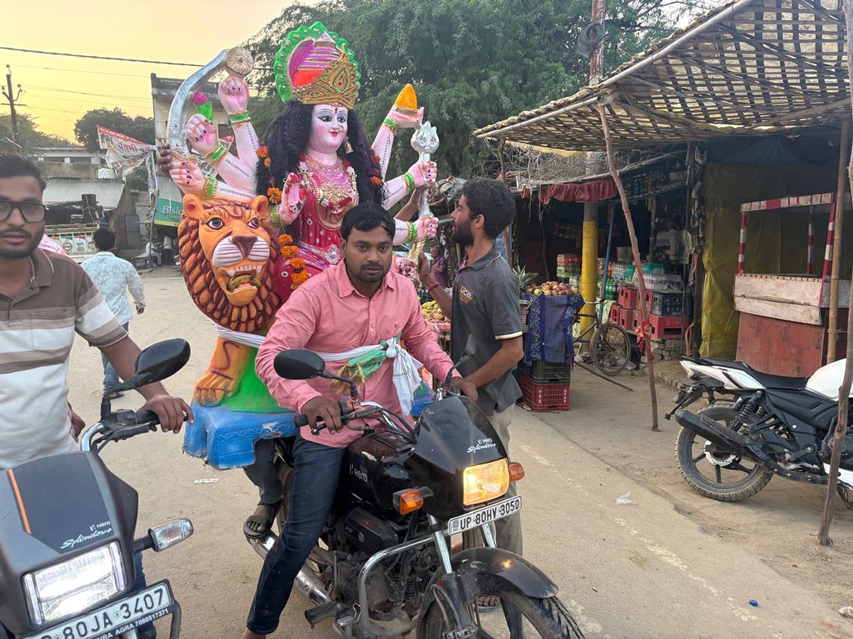 Agra News: बटेश्वर में अनोखे अंदाज में देवी प्रतिमा विसर्जन, कमर से बांधकर बाइक पर पहुंचे भक्त