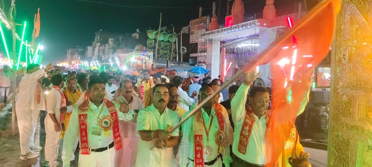 Prayagraj News: आकर्षक झांकियों ने मोहा मन, जय श्रीराम के उद्घोष से गूंजा बाबूगंज