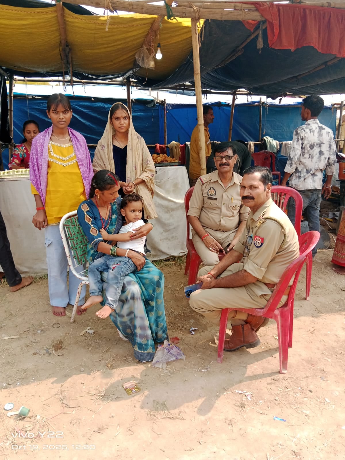 Jalaun News: मेले में बिछड़ा ढाई साल का मासूम, मिशन शक्ति टीम ने परिजनों से मिलाया