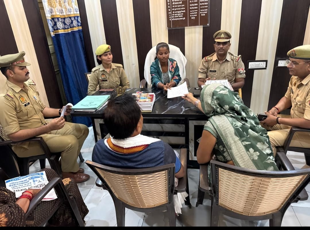 Jalaun News: अनाथ खुशी बनी एक दिन की थाना प्रभारी