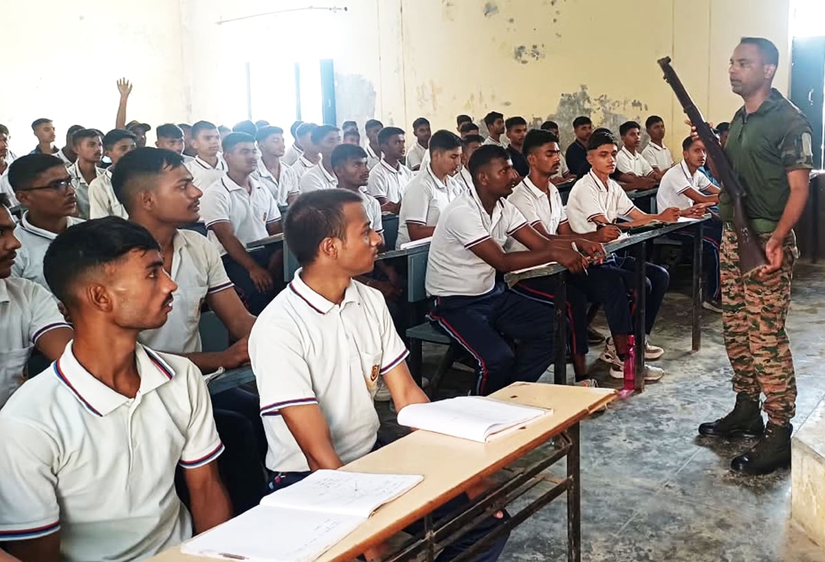 Fatehpur News: 339 एनसीसी कैडेट को शस्त्र चलाने का प्रशिक्षण दिया