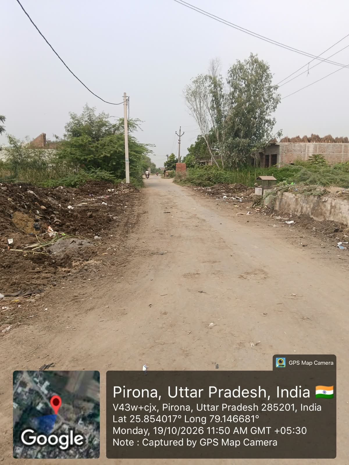 Jalaun News: कूड़ा हटाने के बजाय सड़क किनारे फैलाया