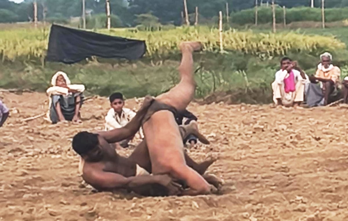 Fatehpur News: दंगल में फूकनदास और लाला ने जीती कुश्ती